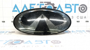 Emblema grilei de la Infiniti QX50 19-25 cu Distronic este uzată și crăpată