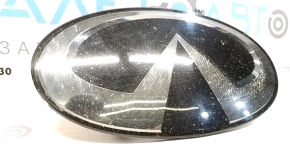 Emblema grilei de la Infiniti QX50 19-25 cu Distronic este uzată și crăpată