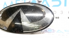Emblema grilei de la Infiniti QX50 19-25 cu Distronic este uzată și crăpată