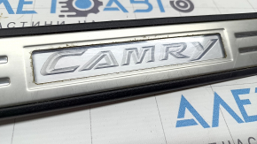 Накладка порога задняя правая внешняя Toyota Camry v55 15-17 usa черная, с хромированной накладкой, царапины