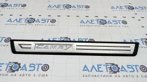 Накладка порога передняя левая внешняя Toyota Camry v55 15-17 usa черная, с хромированной накладкой, потерта