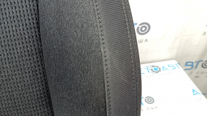 Tapițeria din spate a scaunului pasagerului la Hyundai Santa FE 21-23 este din material textil negru, încălzită și poate fi curățată