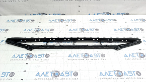 Grila inferioară a barei de protecție față a modelului Audi A4 B8 13-16 rest, S line, este crăpată