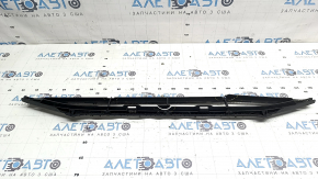 Grila inferioară a barei de protecție față a modelului Audi A4 B8 13-16 rest, S line, este crăpată