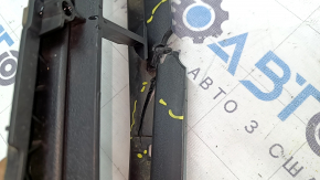Grila inferioară a barei de protecție față a modelului Audi A4 B8 13-16 rest, S line, este crăpată