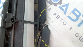Grila inferioară a barei de protecție față a modelului Audi A4 B8 13-16 rest, S line, este crăpată