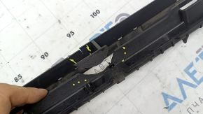Grila inferioară a barei de protecție față a modelului Audi A4 B8 13-16 rest, S line, este crăpată