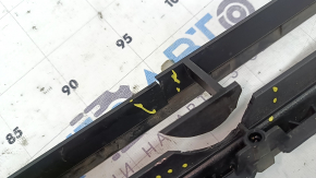 Grila inferioară a barei de protecție față a modelului Audi A4 B8 13-16 rest, S line, este crăpată