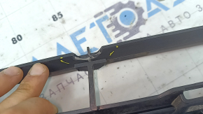 Grila inferioară a barei de protecție față a modelului Audi A4 B8 13-16 rest, S line, este crăpată