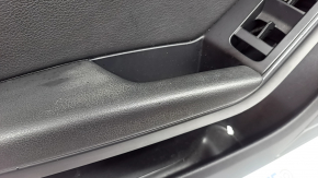 Обшивка двери карточка передняя левая Audi A4 B8 13-16 рест, черная, с черной вставкой кожа, подлокотник черная кожа, молдинг под темное дерево структура, царапины, сломаны крепления, потерта, вмятины
