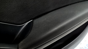 Ornament ușă, placă dreapta față, suport cotieră Audi A4 B8 13-16, negru, cu inserție din piele neagră, cotieră din piele neagră, mulură cu structură din lemn închis la culoare, zgârieturi, elemente de fixare rupte