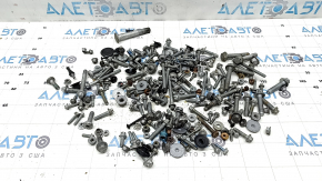 Hardware-ul pentru spațiul de sub capotă al Mercedes W167 GLE 350 450 20-26 este incomplet