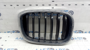 Решетка радиатора grill правая BMW X3 G01 18-21 ноздря, хром обрамление+ черная решетка, треснута, сломаны крепления, сломаны защелки креплений