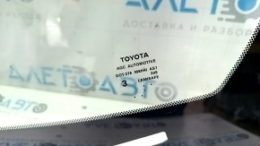 Parbrizul Toyota Camry v55 15-17 SUA iese în evidență, aerul se strecoară pe margine