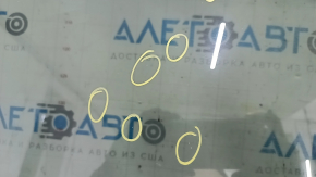 Parbrizul Toyota Camry v55 15-17 SUA iese în evidență, aerul se strecoară pe margine