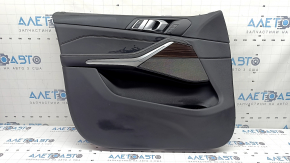 Обшивка двери карточка передняя левая BMW X5 G05 19-23 кожа черная, вставка под дерево Fineline Stripe, подлокотник кожа черная, с ручкой, накладками и кнопками, царапины