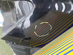 O aripă laterală dreapta spate a unui Chevrolet Malibu 16-25 a fost tăiată cu tot cu stâlpul central, neagră, îndoită și cu denivelări