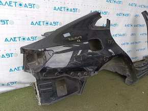 O aripă laterală dreapta spate a unui Chevrolet Malibu 16-25 a fost tăiată cu tot cu stâlpul central, neagră, îndoită și cu denivelări