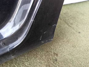 Arborele aripii stânga spate a unui Chevrolet Malibu 16-25 este tăiat cu ferăstrăul, negru, îndoit