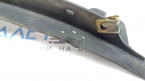 Apărătoarea de noroi de la bara de noroi față dreapta a modelului Audi A4 B8 08-16 este uzată, iar fixarea este ruptă