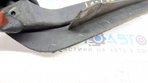 Apărătoarea de noroi de la bara de noroi față dreapta a modelului Audi A4 B8 08-16 este uzată, iar fixarea este ruptă