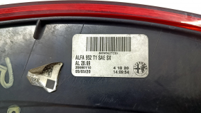 Stopului exterior stânga al modelului Alfa Romeo Giulia 17-23 îi lipsește o bucată de sticlă, iar suportul este spart
