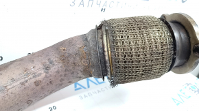 Știfturile din mijloc ale conductei de evacuare la Audi A4 B8 13-16, restul știfturilor din 2.0T, sunt tăiate, plasa este ruptă și ruginită