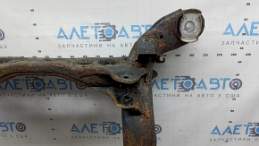 Subcadrul spate al modelului Audi A4 B8 13-16 AWD este ruginit, cu o manetă, șurubul este ruginit, microfisuri la 2 cutii de viteze S/B, 2 șuruburi sunt rupte