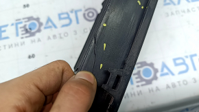 Grila centrală a barei de protecție față a modelului VW Passat b8 16-19 SUA este cromată, crăpată, lipsesc fragmente