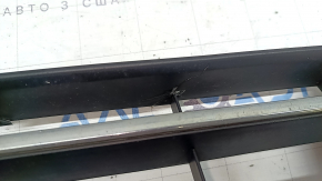 Grila centrală a barei de protecție față a modelului VW Passat b8 16-19 SUA este cromată, crăpată, lipsesc fragmente