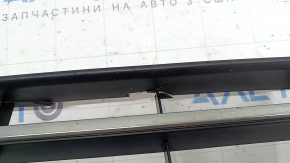 Grila centrală a barei de protecție față a modelului VW Passat b8 16-19 SUA este cromată, crăpată, lipsesc fragmente