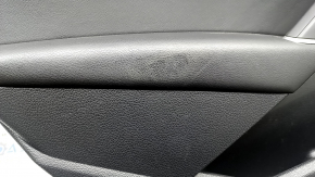 Обшивка двери карточка задняя левая VW Passat b8 16-19 USA черная, с темно-серой накладкой под дерево, вставка кожа черная, подлокотник кожа черная, царапины, потерта кожа