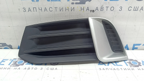 Решетка переднего бампера левая Audi A3 8V 17-20 структура с матовой хром вставкой, сколы