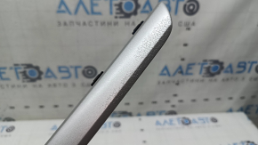 Ornament panou față dreapta Audi A3 8V 15-20 4d, gri 5d, vopseaua este bășită, elementul de fixare este rupt