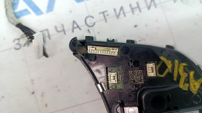 Butoanele de control de pe volanul Audi A3 8V 17-20 au un conector crăpat, conectorul butoanelor din stânga s-a slăbit