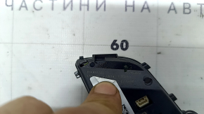 Butoanele de control de pe volanul Audi A3 8V 17-20 au un conector crăpat, conectorul butoanelor din stânga s-a slăbit