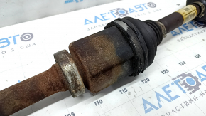 Jumătatea arborelui față dreapta al unui Ford Escape MK3 13-19 2.0T AWD este ruginită, filetul este rupt