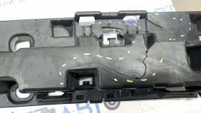 Suportul pragului din dreapta pentru BMW X7 G07 19-26 este crăpat și lipsește un fragment