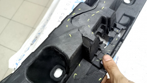 Suportul pragului din dreapta pentru BMW X7 G07 19-26 este crăpat și lipsește un fragment