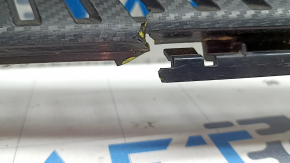 Grila superioară a barei de protecție față a modelului Chevrolet Equinox EV 24-26 este ruptă în jumătate, nu există niciun fragment, există o crăpătură