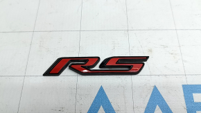 Emblemă cu inscripția RS pe bara de protecție față a modelului Chevrolet Equinox EV 24-26