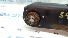 Maneta inferioară a arcului de suspensie spate stânga Ford Escape MK3 13- ruginită, silentblocul trebuie înlocuit