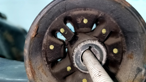 Subcadrul spate al modelului Ford Escape MK3 13-19 AWD este ruginit, 2 lonje sunt rupte, 2 lonje au microfisuri