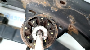 Subcadrul spate al modelului Ford Escape MK3 13-19 AWD este ruginit, 2 lonje sunt rupte, 2 lonje au microfisuri