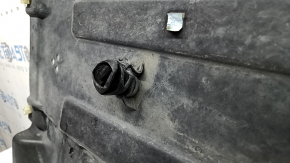 Protecția inferioară dreapta spate a caroseriei BMW X3 G01 18-24 este ruptă, îndoită, lipsește un fragment