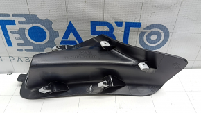Se introduce în ornamentul arcului spate dreapta al modelului Chevrolet Equinox EV 24-26