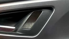 Ornament ușă, față stânga, Chevrolet Equinox EV 24-26, negru, inserție superioară, piele neagră, cotieră din cauciuc negru, mâner cromat, cu iluminare din spate, fără butoane și cablaje, zgârieturi