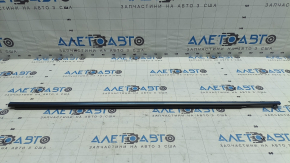 Ornamente cromate pentru geamul central al ușii stânga față a unui Lexus LX570 2008-2021