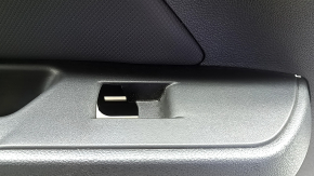 Ornament ușă, spate stânga, Chevrolet Equinox EV 24-26, negru, inserție superioară, piele neagră, cotieră din cauciuc negru, mâner cromat, cu iluminare din spate, fără butoane și cablaje, zgârieturi