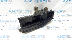 Capacul inferior al carcasei filtrului de aer Jeep Cherokee KL 19-23 2.0T are crăpături la elementele de fixare